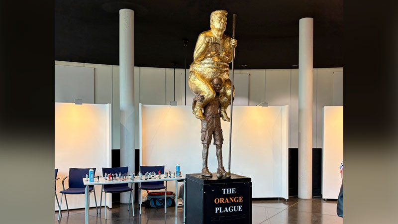 “La Plaga Naranja”; develan estatua de Trump desnudo frente al Parlamento Europeo 