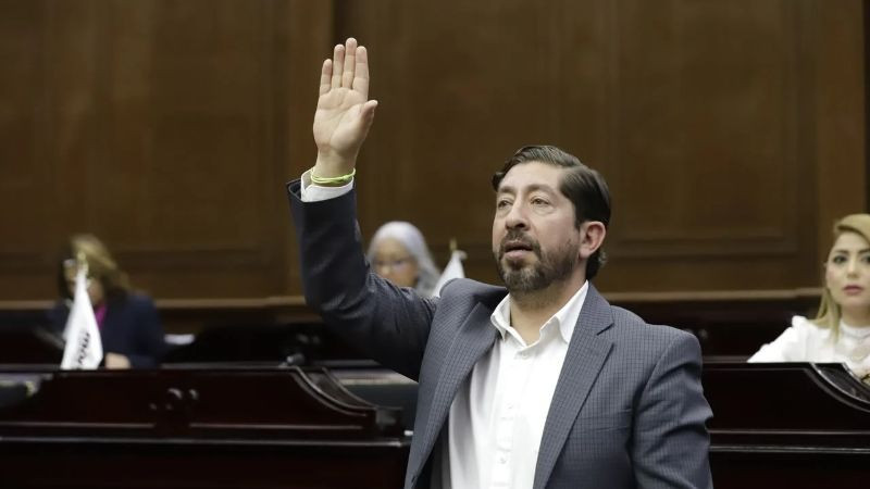 Diputado Abraham Espinoza Villa propone identificar con color y señalética los asientos preferentes en el transporte público de Michoacán 