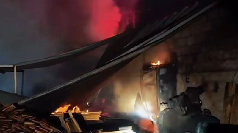 Incendio consume madera y llantas en maderería de La Piedad, en El Marqués, Querétaro 