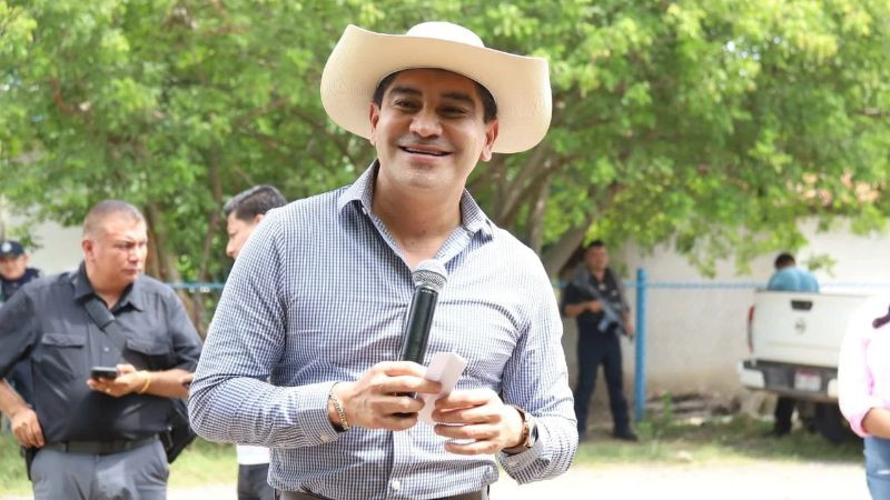 Inicia Pablo Varona la construcción de una cancha-jardín en El Gusano, Huetamo 