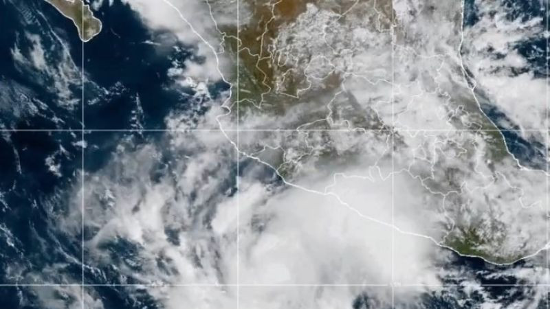 Simón se intensifica y amenaza con fuertes lluvias en el occidente de México 