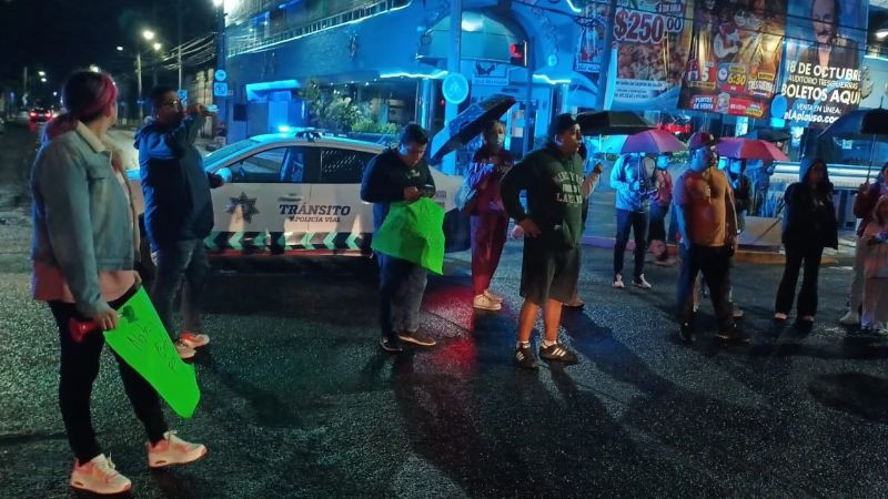 Bajo la lluvia, trabajadores del IMSS bloquean el bulevar Adolfo López Mateos en Celaya, Guanajuato 