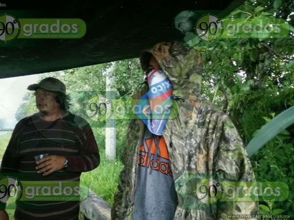 Autoridades de la PGJE arriban a Ucareo; amenazan con retirar barricadas - Foto 0 