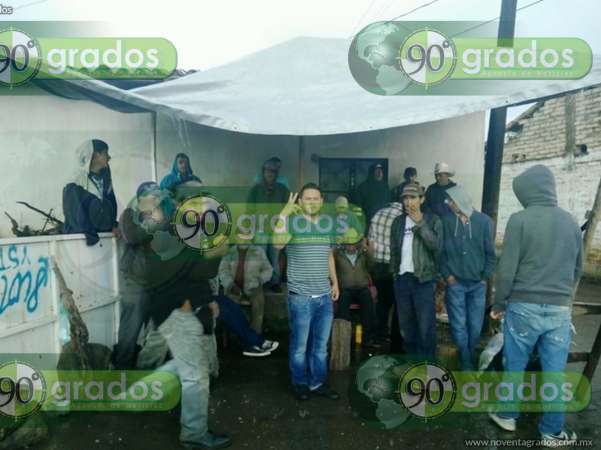 Autoridades de la PGJE arriban a Ucareo; amenazan con retirar barricadas - Foto 1 