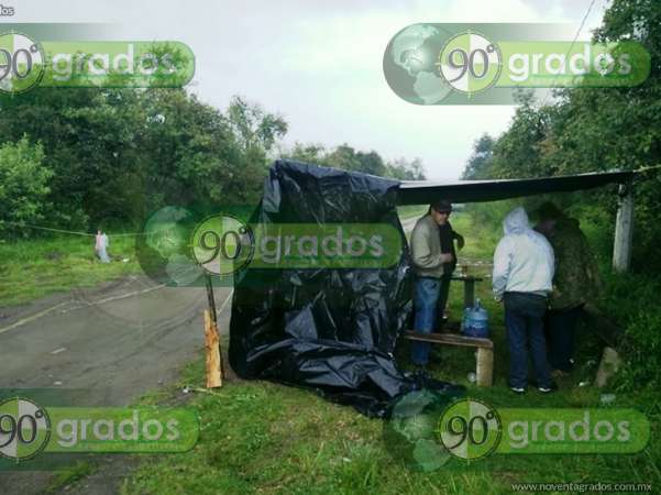 Autoridades de la PGJE arriban a Ucareo; amenazan con retirar barricadas - Foto 2 