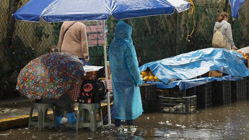 Simón se convierte en huracán categoría 1 tras provocar inundaciones en Guerrero 
