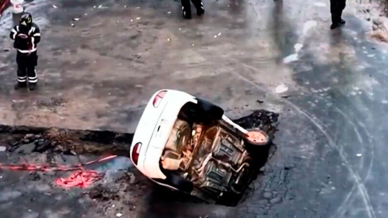 Socavón se "traga" auto en Tlatelolco 