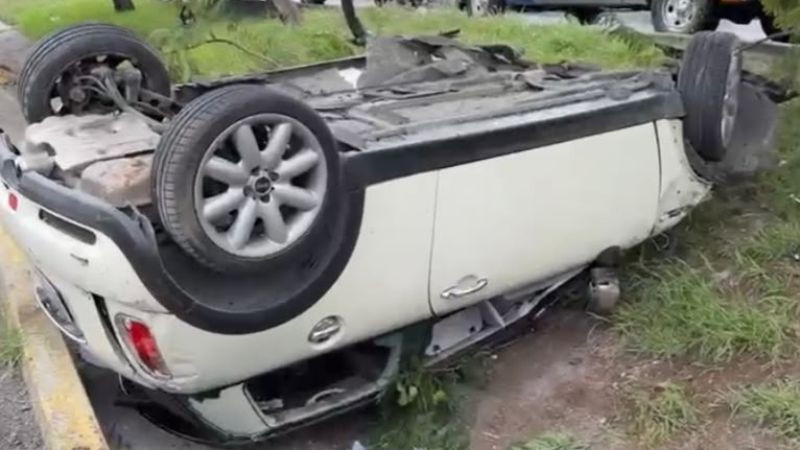 Aparatosa volcadura deja daños materiales en Paseo de la República, Querétaro 