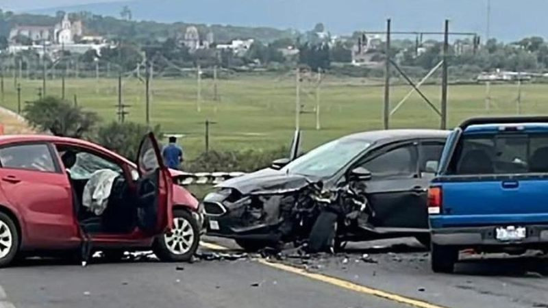 Choque entre tres vehículos deja una mujer sin vida y ocho heridos en la Morelia-Salamanca 