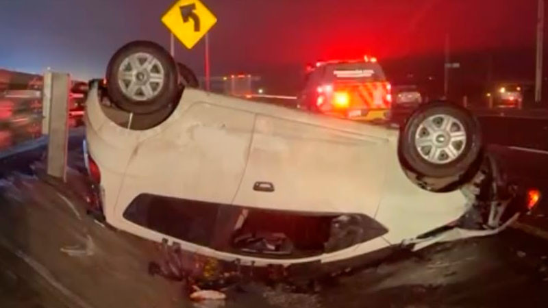 Auto vuelca en la autopista México-San Luis Potosí  