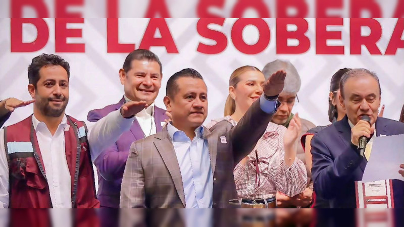 En evento nacional Torres Piña toma las riendas de Morena en Michoacán y se perfila como protagonista de la batalla por 2027 