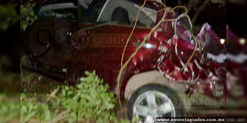 Cae auto a barranco en Hidalgo, Michoacán; hay tres heridos - Foto 0 
