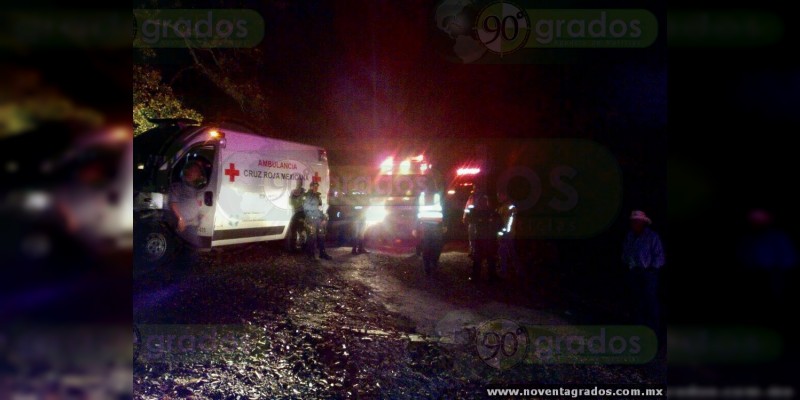 Cae auto a barranco en Hidalgo, Michoacán; hay tres heridos - Foto 1 