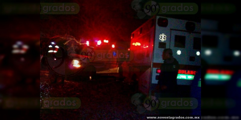 Cae auto a barranco en Hidalgo, Michoacán; hay tres heridos - Foto 2 