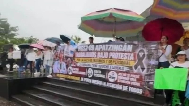 Trabajadores del IMSS vuelven a protestar en Apatzingán, exigen a sus lideres llevar sus demandas al gobierno federal 