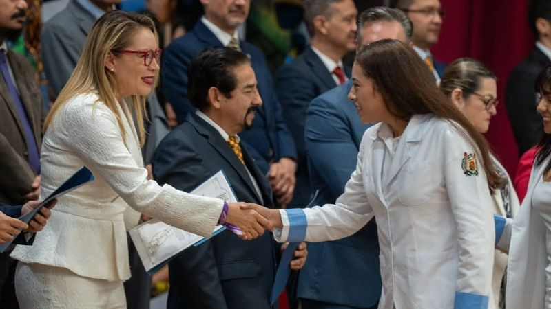 Nicolaitas de excelencia; Yarabí Ávila entregó reconocimientos a estudiantes con calificaciones más altas en examen de admisión 