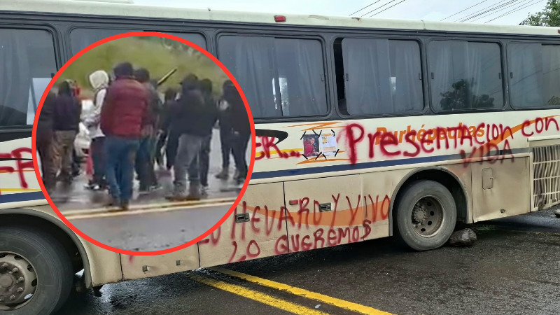 Bloquean comuneros la carretera Los Reyes-Jiquilpan; reportan presunto despojo de patrulla 