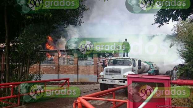 Se incendia fábrica de resina en Ciudad Hidalgo, Michoacán - Foto 0 