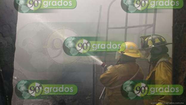 Se incendia fábrica de resina en Ciudad Hidalgo, Michoacán - Foto 1 