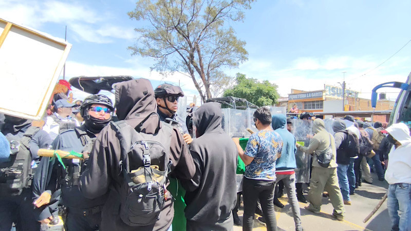 Policía mantiene cerco en Morelia para impedir marcha del FNLS hacia Palacio de Gobierno 