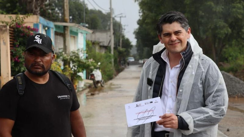 Ayuntamiento de Zitácuaro y ciudadanía trabajan juntos en pavimentación de acceso a Ziráhuato de los Bernal 