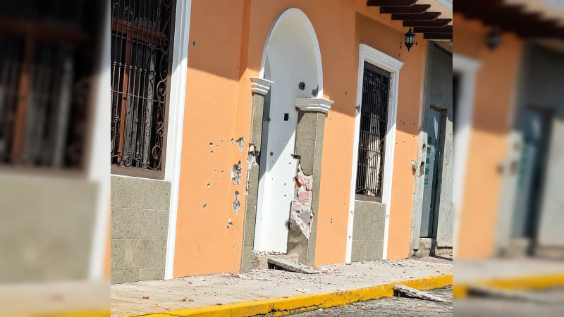 Comando desata balaceras y destroza a tiros las fachadas de dos viviendas en Parácuaro, Michoacán 