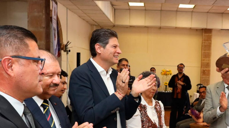 Alfonso Martínez reconoce a profesores del SPUM en su 50 aniversario 