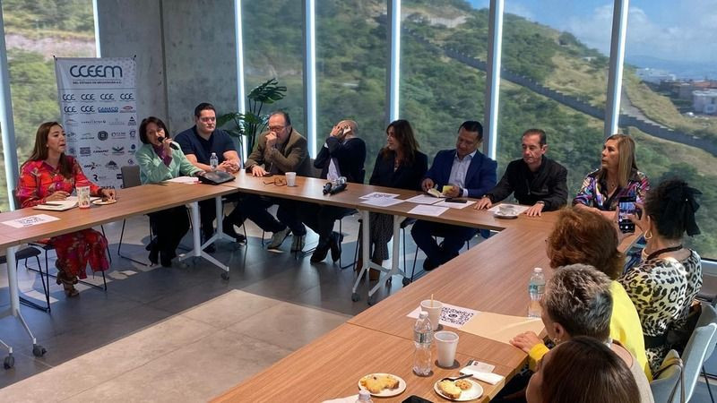 Mujeres empresarias sostienen diálogo con Carlos Torres Piña 