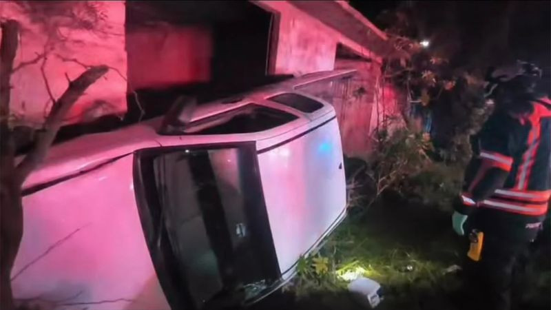 Camioneta sale del camino y vuelca en El Marqués, Querétaro 