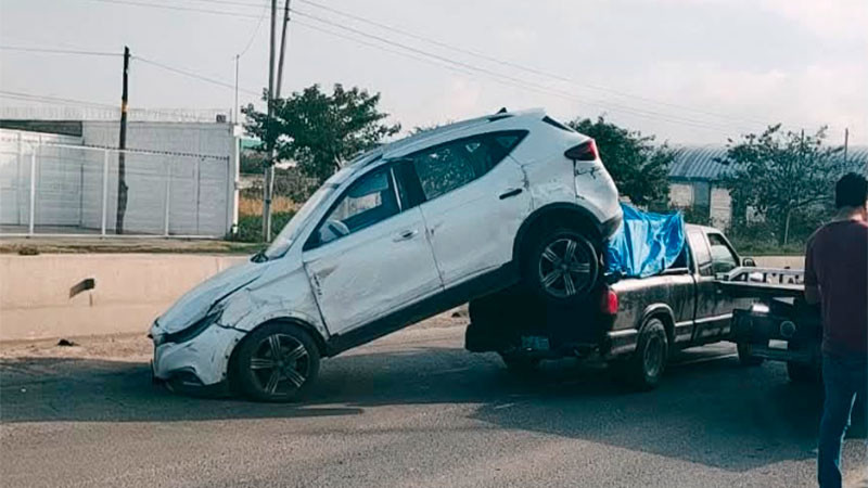 Camioneta se sube a otra en aparatoso accidente en la carretera a Tequisquiapan en El Marqués, Querétaro 