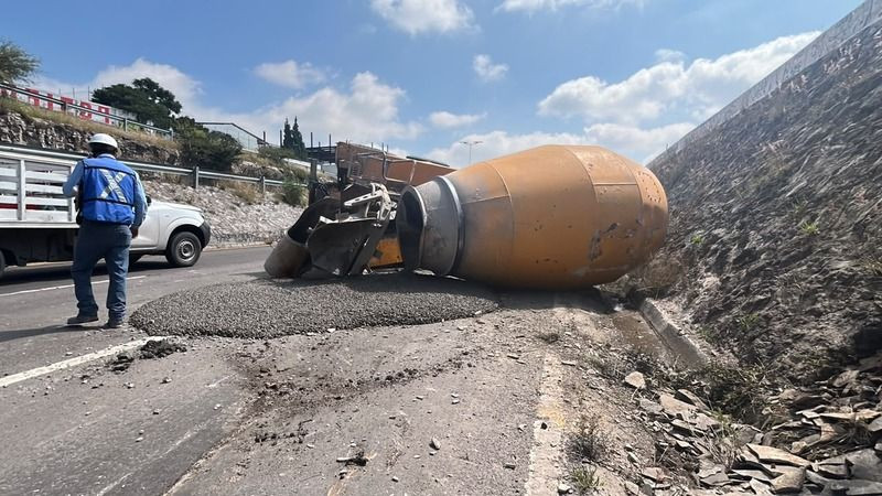Vuelca revolvedora de cemento en el Fray Junípero Serra, en Querétaro; provoca caos vial 