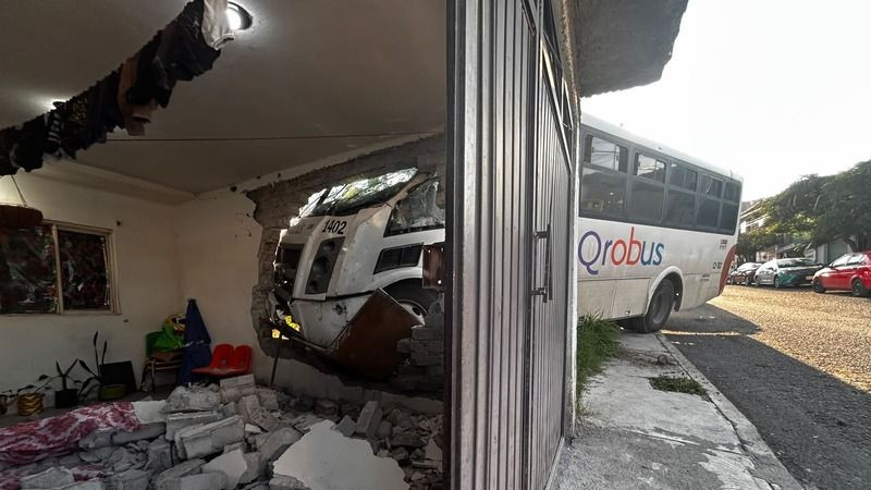 Unidad de Qrobus choca contra una vivienda en Corregidora, Querétaro; reportan un lesionado  
