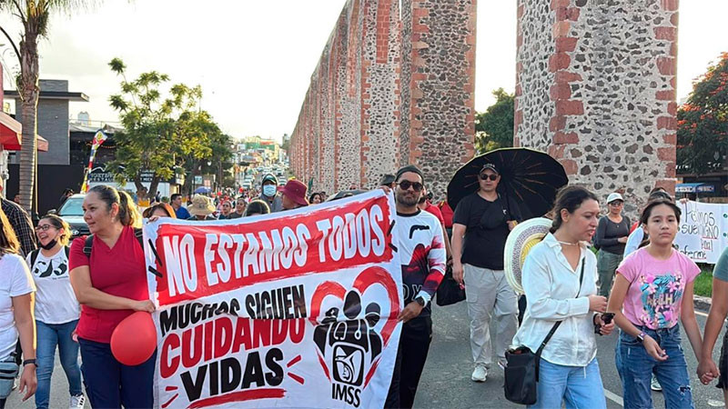 Marchan trabajadores del IMSS Querétaro para exigir insumos y mejores condiciones laborales 