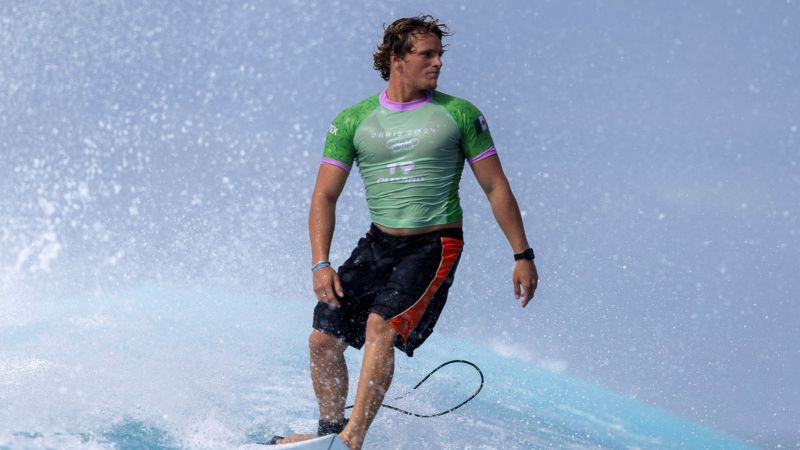 Suspenden al surfista mexicano Alan Cleland por acusación de agresión sexual 