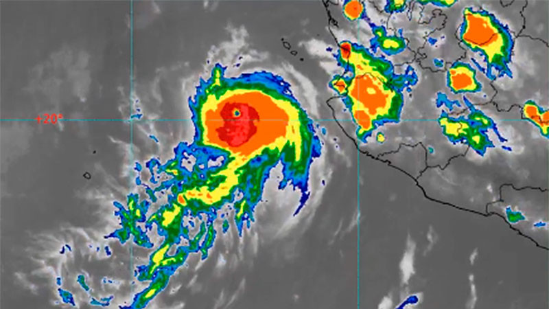 Huracán "Simón" recupera fuerza y mantiene alerta por oleaje elevado en el Pacífico 