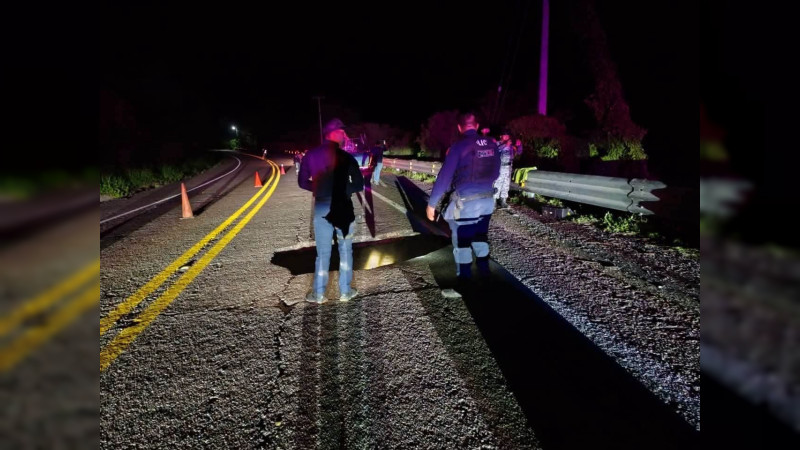 Peligro en la Costa de Michoacán: Enorme socavón amenaza a automovilistas en la carretera federal 200 