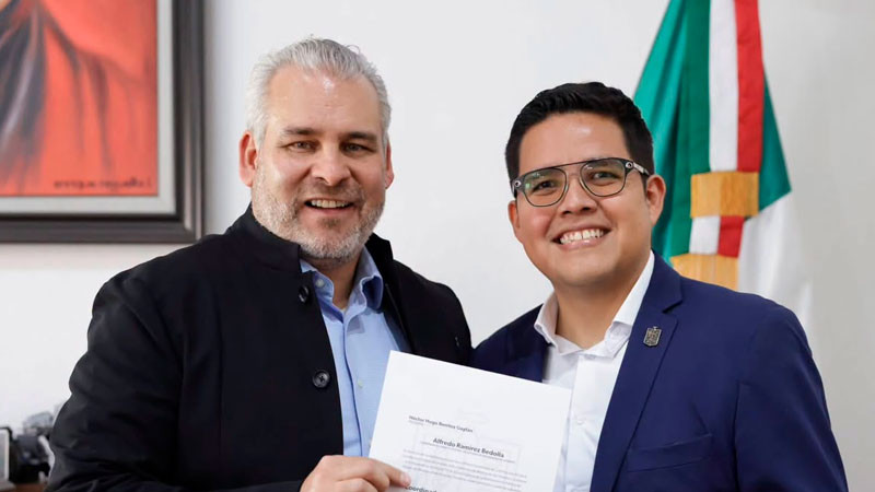 Designa Bedolla a Héctor Benítez como coordinador de Relaciones Públicas, Protocolo y Giras 
