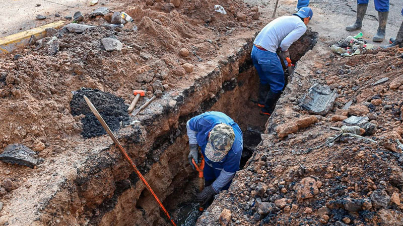 Ooapas sustituye tubería de drenaje obstruida por basura en la colonia Leandro Valle 
