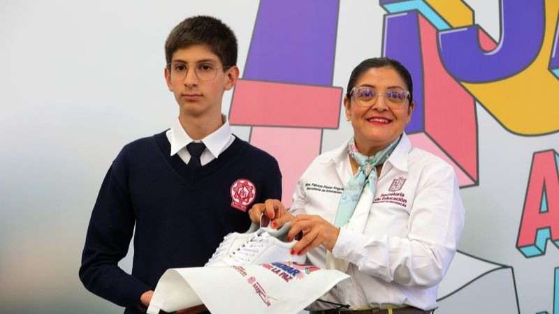 Michoacán impulsa la educación con la distribución de tenis en todas las secundarias 