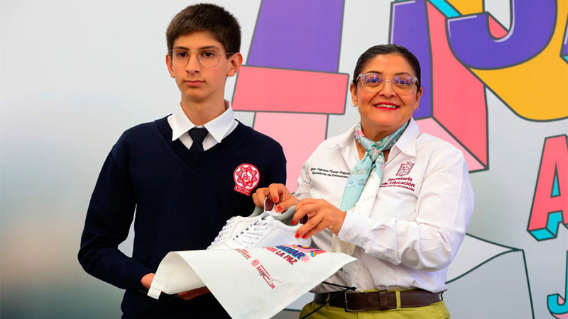 Michoacán impulsa la educación con la distribución de tenis en todas las secundarias 