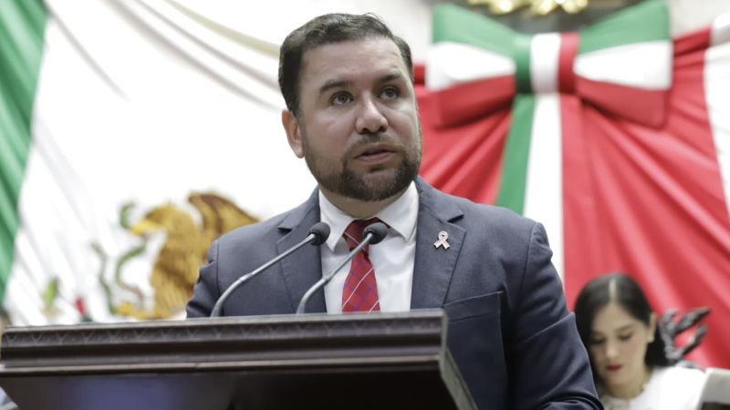 Presenta Reyes Galindo iniciativa para salvaguardar el respeto, la dignidad y la trayectoria de las maestras y maestros michoacanos 