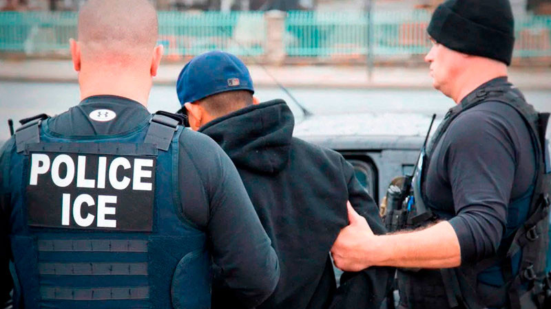 Migrantes demandan a ICE; acusan retención de documentos, dinero y pertenencias 