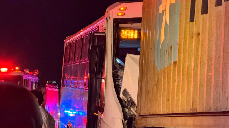 Choque por alcance en la autopista SLP- QRO deja a tres personas heridas, una de ellas atrapada  