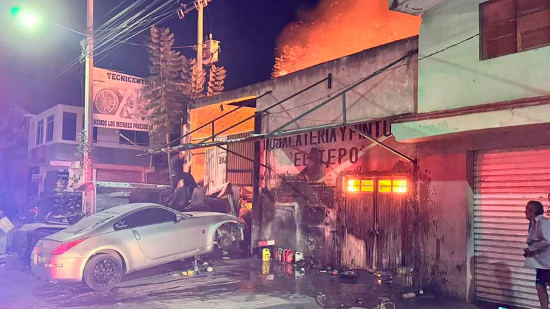 Arde taller de hojalatería en Pedro Escobedo, Querétaro 