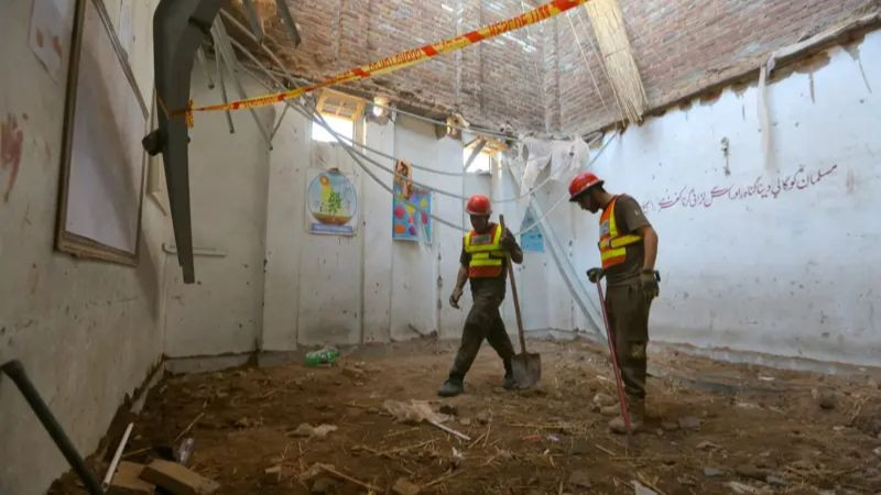 Derrumbe de techo en escuela de Pakistán deja al menos 28 personas sin vida 