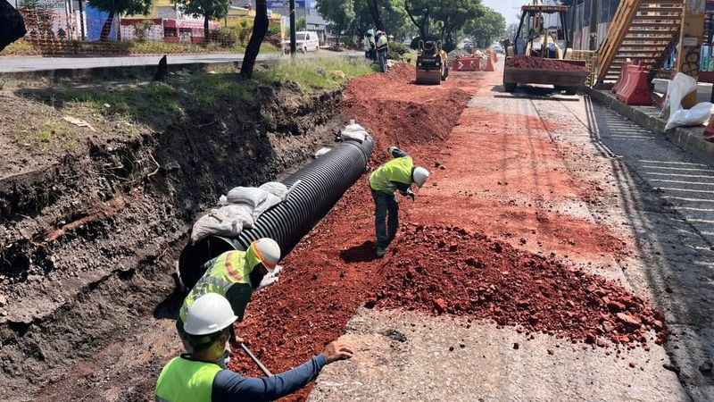 Avanza cambio de tubería pluvial por obras del Morebús en Morelia 