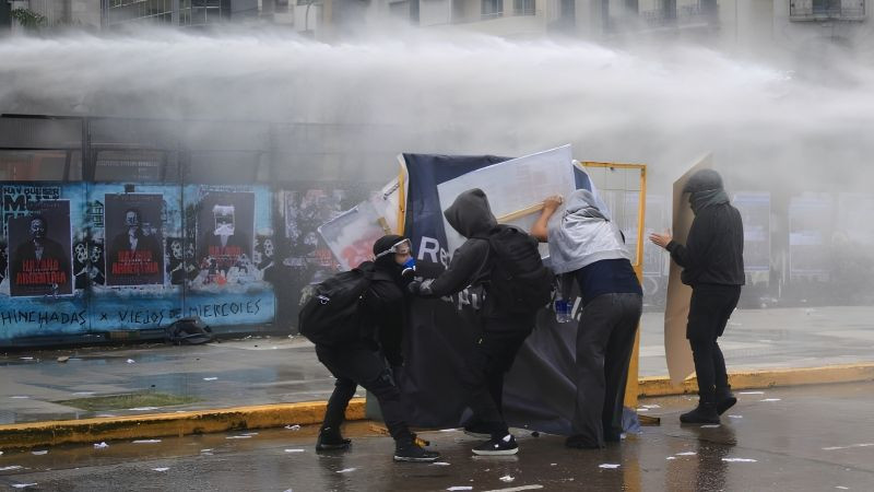 Policías y manifestantes se enfrentan durante protesta por universidades públicas en Argentina 