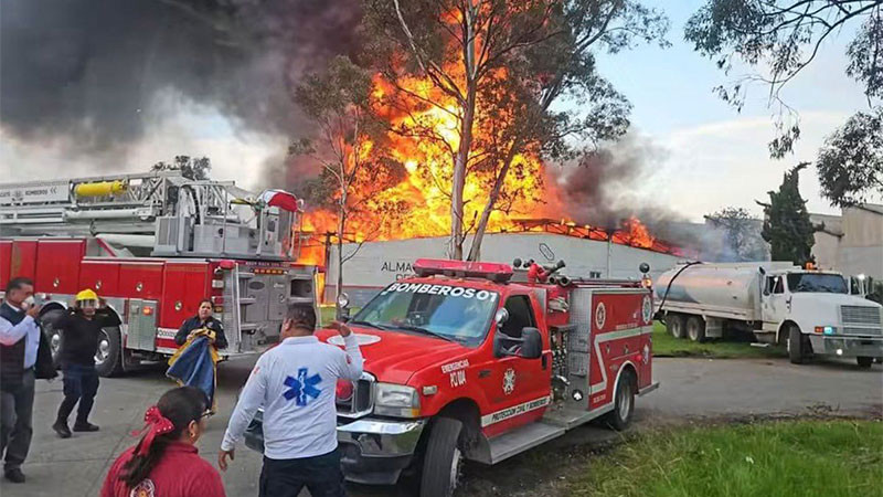 Incendio en complejo industrial de Jocotitlán, Estado de México, provoca evacuación de trabajadores y estudiantes 