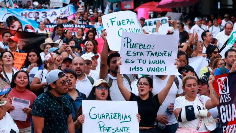 Trabajadores del IMSS bloquean la México-Pachuca; exigen aumento salarial y mejores condiciones de trabajo 