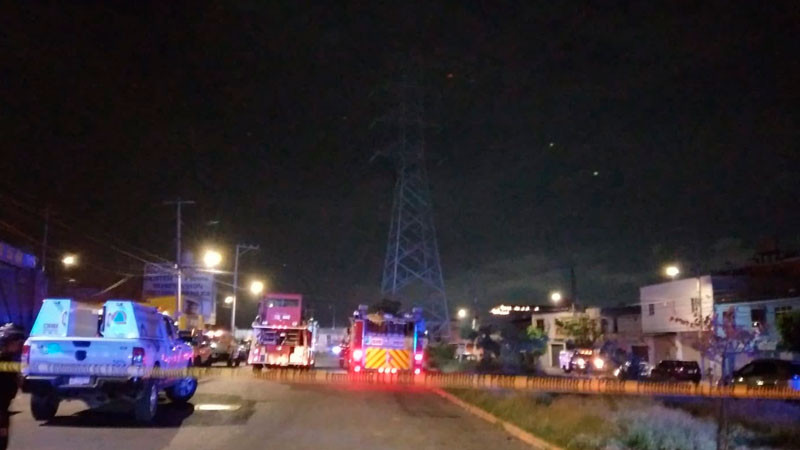 Hombre sube a una torre de la CFE en Jardines del Cimatario  